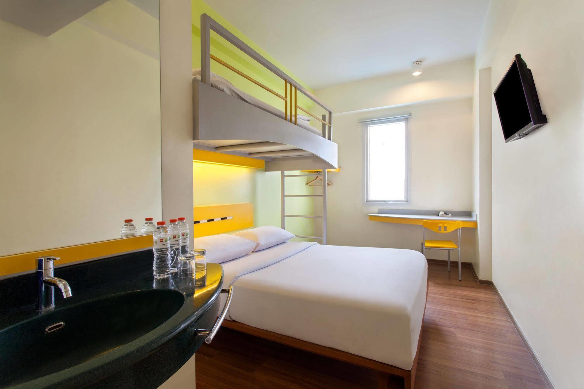 Ibis Budget Jakarta Cikini Exterior foto
